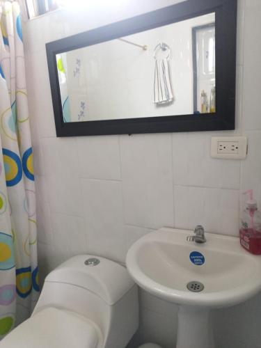 Koupelna v ubytování LA MESA CUND, APTO CONJUNTO GETSEMANI