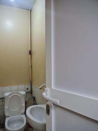 a bathroom with a toilet and a sink at Addis Guest House Djibouti in Djibouti