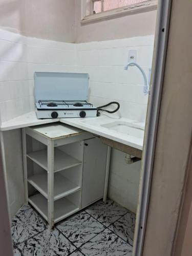 a kitchen counter with a grill on top of it at Coração do Rio de Janeiro in Rio de Janeiro