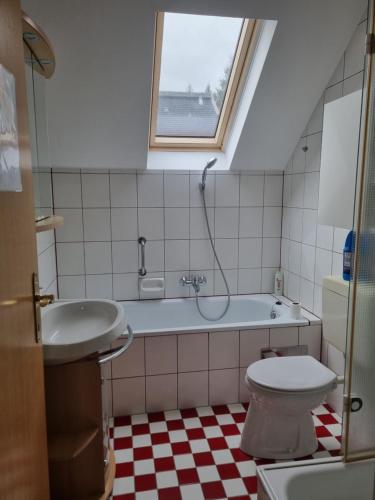 La salle de bains est pourvue d'un lavabo, d'une baignoire et de toilettes. dans l'établissement Haus an der Drau, à Feistritz im Rosental