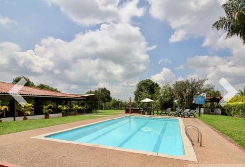 - une piscine dans une cour avec une maison dans l'établissement FINCA EL ZAFIRO, à Circasia