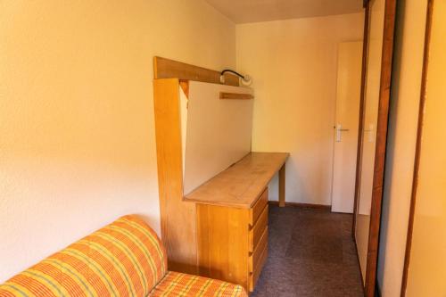 Cette petite chambre comprend un bureau et un réfrigérateur. dans l'établissement Résidence Le Belvedere - Studio coin nuit au coeur des Orres 1650 MAE-6404, aux Orres