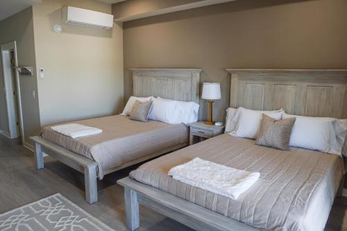 Hotel Whiskey in Pascagoulaにあるベッド