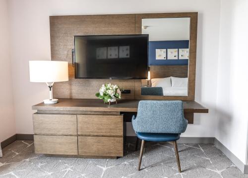 Μια τηλεόραση ή/και κέντρο ψυχαγωγίας στο Embassy Suites by Hilton Tulsa I-44