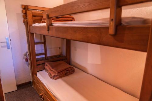 quelques lits superposés dans une chambre dans l'établissement Résidence Le Belvedere - Studio coin montagne au coeur des Orres 1650 MAE-6644, aux Orres