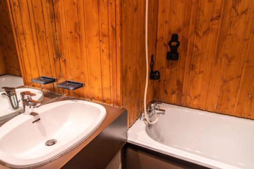 une salle de bain avec un lavabo et une baignoire dans l'établissement Résidence Le Belvedere - Studio coin montagne au coeur des Orres 1650 MAE-6644, aux Orres