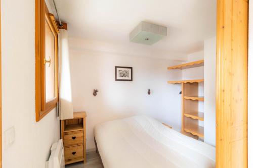 - une chambre avec un lit et des lits superposés dans l'établissement Résidence Le Parc Des Airelles - Appartement agréable au pied des pistes MAE-6624, aux Orres