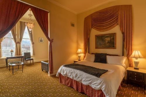 Postel nebo postele na pokoji v ubytování Geiser Grand Hotel