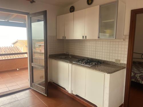 Una cocina o cocineta en Borgo Spiaggia 8 letti Vista Mare