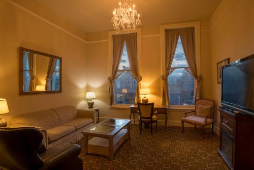TV a/nebo společenská místnost v ubytování Geiser Grand Hotel