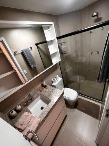 een badkamer met een wastafel, een toilet en een douche bij Flat completo e aconchegante in Recife