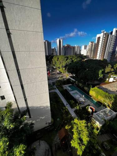 een luchtzicht op een stad met een hoog gebouw bij Flat completo e aconchegante in Recife