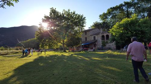 La Cellera de TerにあるCan More El Pasteral Alojamiento Ruralの凧を飛ぶ人々