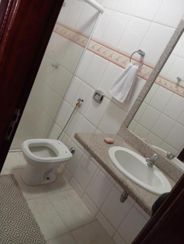 a bathroom with a toilet and a sink at Apartamento por temporadas in Rio Verde
