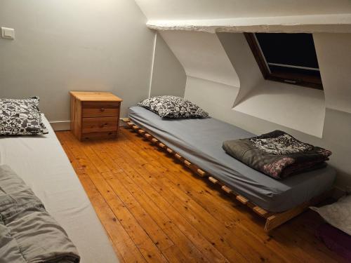 Cette chambre dispose de lits superposés et de parquet. dans l'établissement Loft café de la croix morzel, à Cordemais