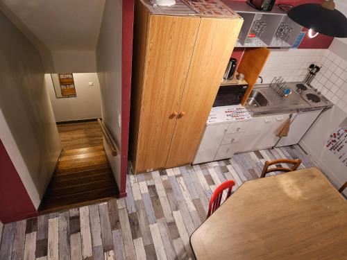 une petite cuisine avec une porte en bois et une table dans l'établissement Loft café de la croix morzel, à Cordemais