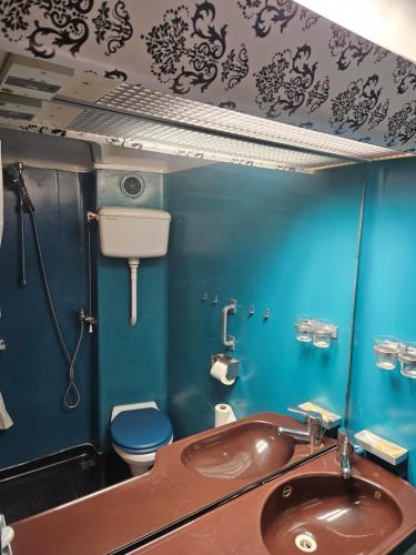une salle de bain avec un lavabo et des toilettes dans l'établissement Loft café de la croix morzel, à Cordemais