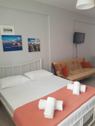 a bedroom with a large bed with two towels at nastro azzurro sole in Kallithea Halkidikis