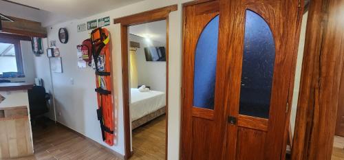 een kamer met twee ski's aan de muur naast een deur bij Hotel Villa Javier VDL in Villa de Leyva