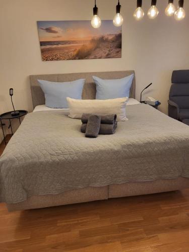 a bedroom with a large bed with two pillows at Apartment 3 ABG69 - ideal für Familien und Geschäftsreisende in Gera