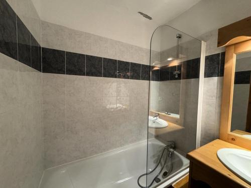 une salle de bain avec douche et lavabo dans l'établissement Résidence Les Hauts De Preclaux - Appartement 2 pièces au pied des pistes MAE-8031, aux Orres
