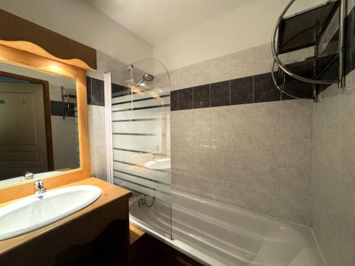 une salle de bain avec un lavabo, une douche et une baignoire dans l'établissement Résidence Les Hauts De Preclaux - Appartement au coeur des Orres 1800 MAE-8051, aux Orres