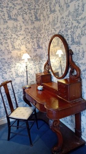 tocador con espejo y silla en Gardeners Cottage, en Kilcock