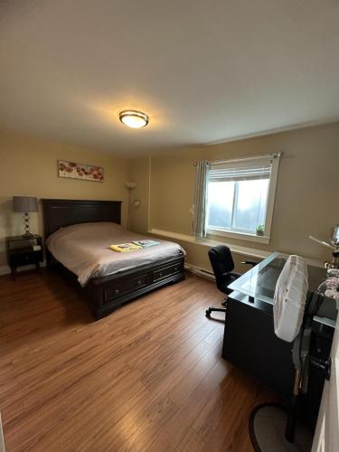 1 dormitorio con cama, escritorio y ventana en Separate entry sweet home en Victoria