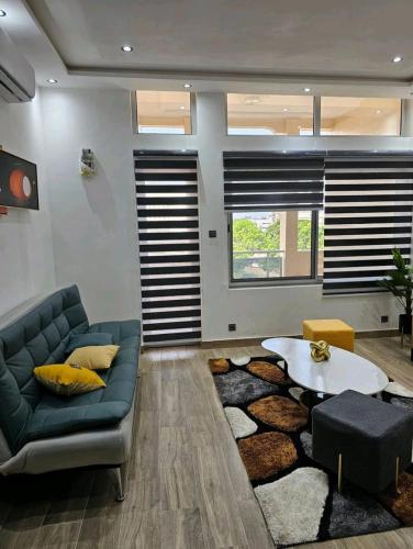 a living room with a couch and a coffee table at Appartement à Cotonou in Cotonou