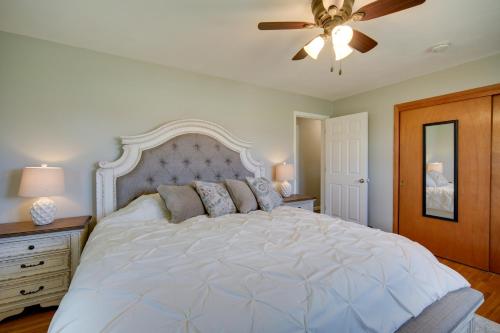 sypialnia z dużym białym łóżkiem i wentylatorem sufitowym w obiekcie Sunny Cloquet Home - 2 Mi to St Louis River! w mieście Cloquet