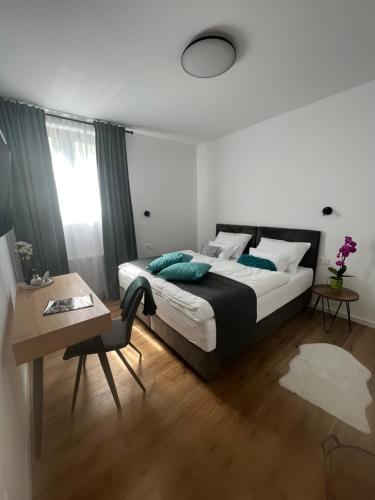 1 dormitorio con cama, mesa y escritorio en B&B Plitvice Area Natura1, en Selište Drežničko