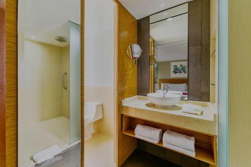 y baño con lavabo y espejo. en City Express by Marriott Ciudad de México Alameda, en Ciudad de México