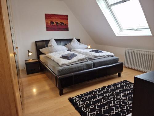 - une chambre avec un lit et un canapé en cuir noir dans l'établissement Old Smuggler, à Hellenthal