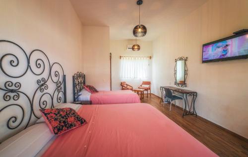 - une chambre avec 2 lits et une télévision à écran plat dans l'établissement Hotel Bahía Paraíso, à San Blas