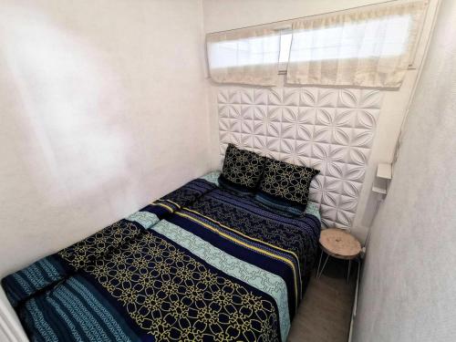 une petite chambre avec deux lits et une fenêtre dans l'établissement Résidence Etoile Du Sud - 2 Pièces pour 4 Personnes 401, à Leucate