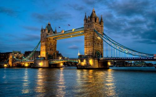 ロンドンにあるModern Luxury flatの夜の吊り橋