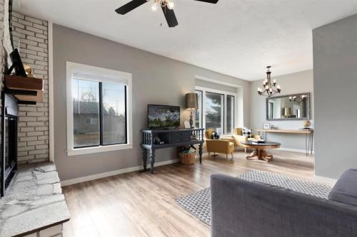 un soggiorno con divano e camino di #StayInMyDistrict TwinFalls 3Bed a Twin Falls