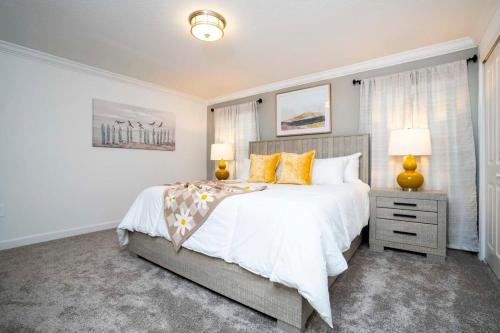 een slaapkamer met een groot bed met gele kussens bij Gorgeous 4Bd Close to Disney with Pool at Storey Lake 4403 in Kissimmee