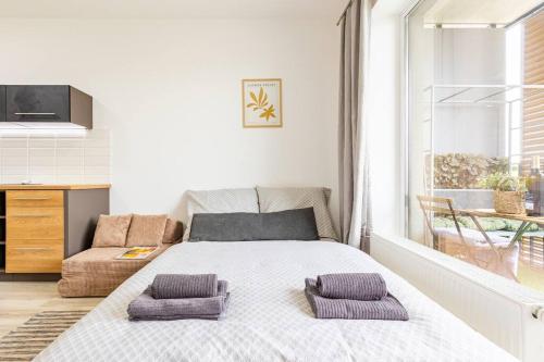 een slaapkamer met een bed met 2 kussens erop bij BNB : Sporty Studio Serenity in Bratislava