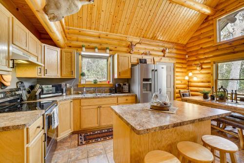 Merrillan Cabin with Fire Pit Less Than 1 Mi to Lake Arbutusにあるキッチンまたは簡易キッチン