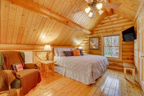 1 dormitorio con 1 cama y ventilador de techo en Merrillan Cabin with Fire Pit Less Than 1 Mi to Lake Arbutus, en Merrillan