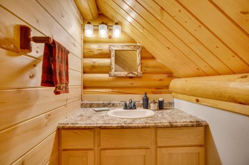 baño con lavabo en una cabaña de madera en Merrillan Cabin with Fire Pit Less Than 1 Mi to Lake Arbutus, en Merrillan