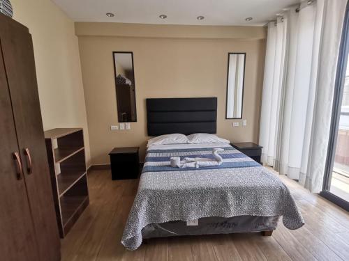sypialnia z łóżkiem z dwoma ręcznikami w obiekcie Hotel Sol de Marcona w mieście San Juan