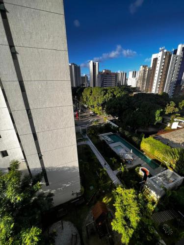 een uitzicht op een stad met een hoog gebouw bij Flat completo e aconchegante in Recife