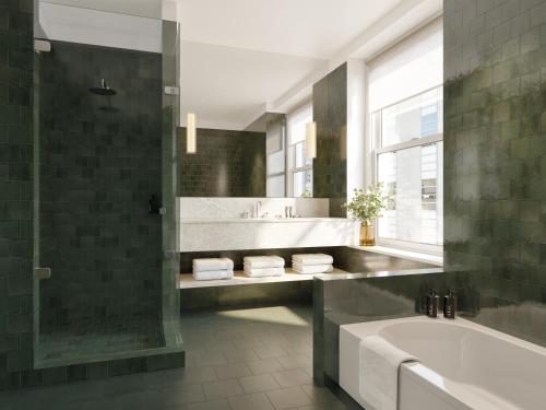 La salle de bains est pourvue d'une baignoire, d'un lavabo et d'une baignoire. dans l'établissement Hotel AKA Back Bay, à Boston