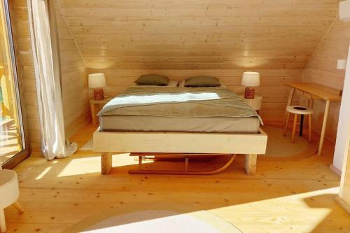 1 dormitorio con 1 cama en una cabaña de madera en Panorama Sucha Góra ,Leśny domek, en Skawica