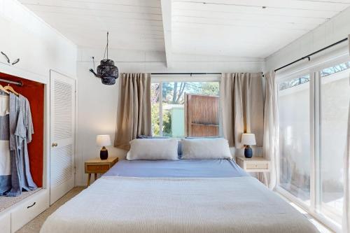Un dormitorio con una cama grande y una ventana en Riverfront Oasis en Salyer