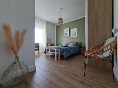 - un salon avec un lit et une table dans l'établissement SECRET ROOFTOP, appartement avec belle terrasse, à Châtelaillon-Plage