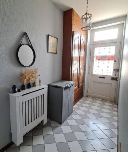 La salle de bains est pourvue d'un miroir et d'un petit réfrigérateur. dans l'établissement SECRET ROOFTOP, appartement avec belle terrasse, à Châtelaillon-Plage