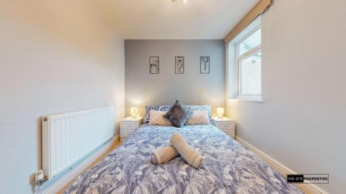 ein Schlafzimmer mit einem Bett mit Kissen darauf in der Unterkunft Cardiff centre flat with free parking in Cardiff